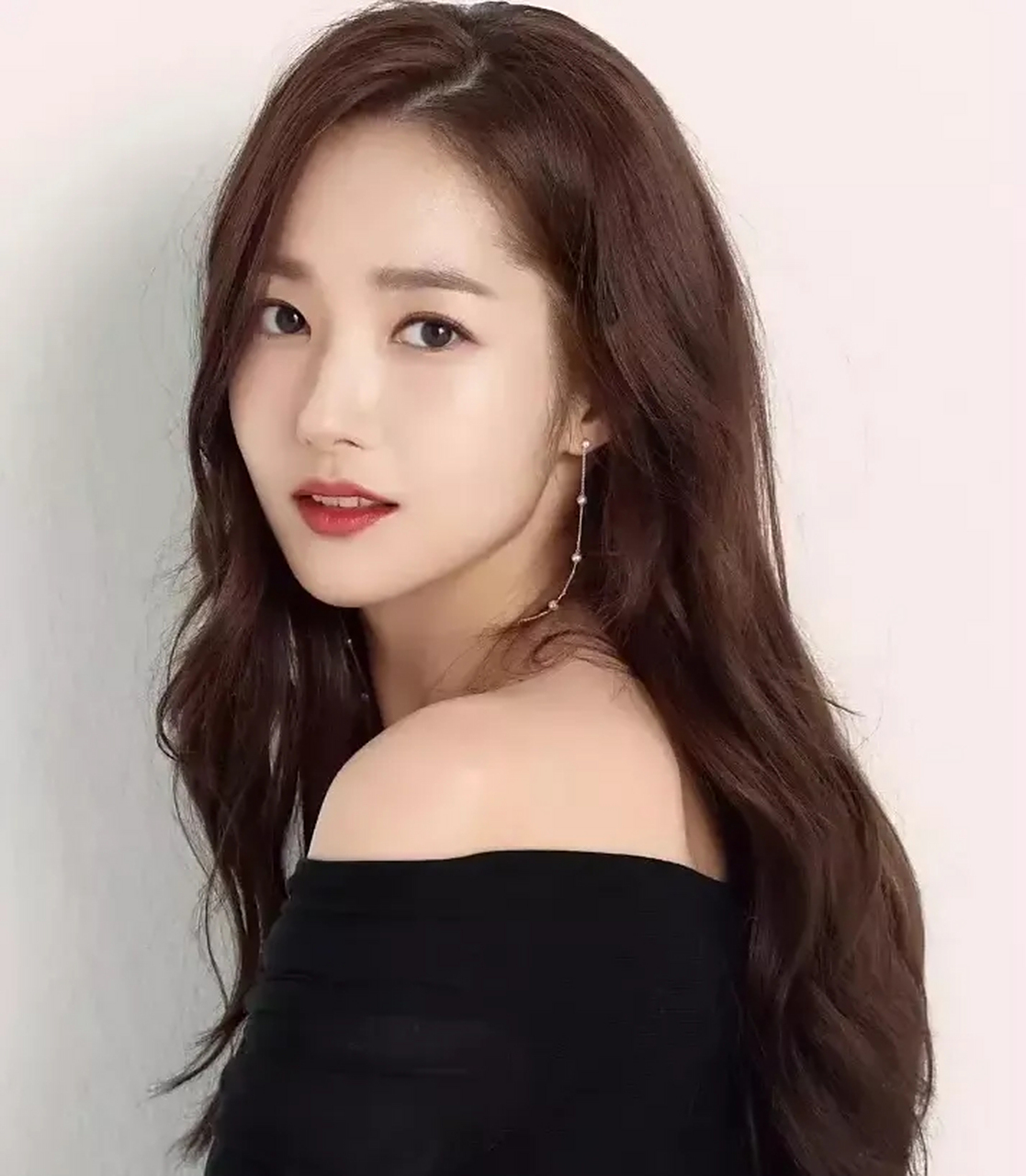 韩国"第一人造美女"也变脸了? 她的脸颊凹陷,发际线也已经移动.