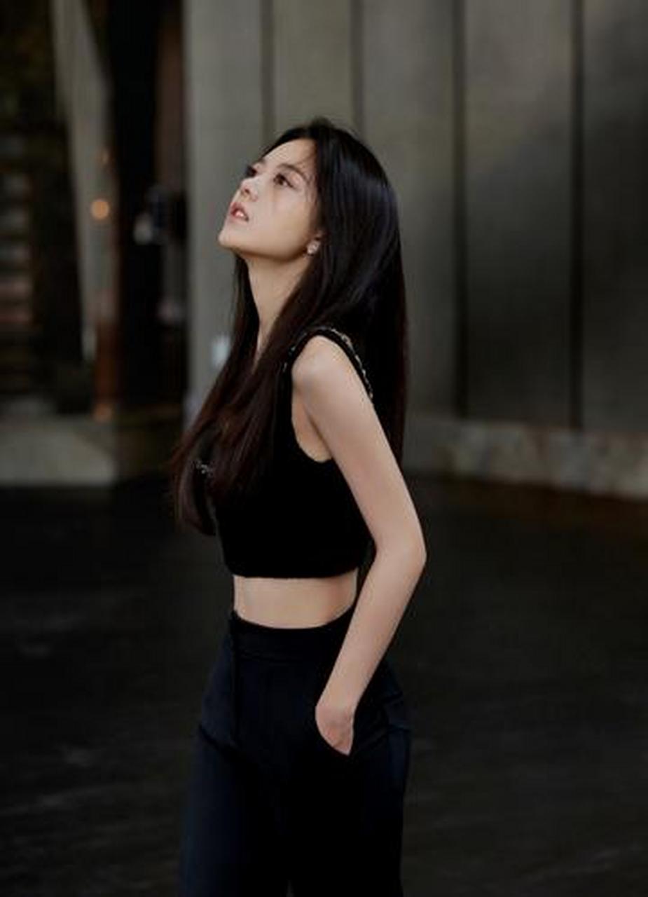 赵今麦黑色吊带配裤装 你是否曾经注意过赵今麦的造型?