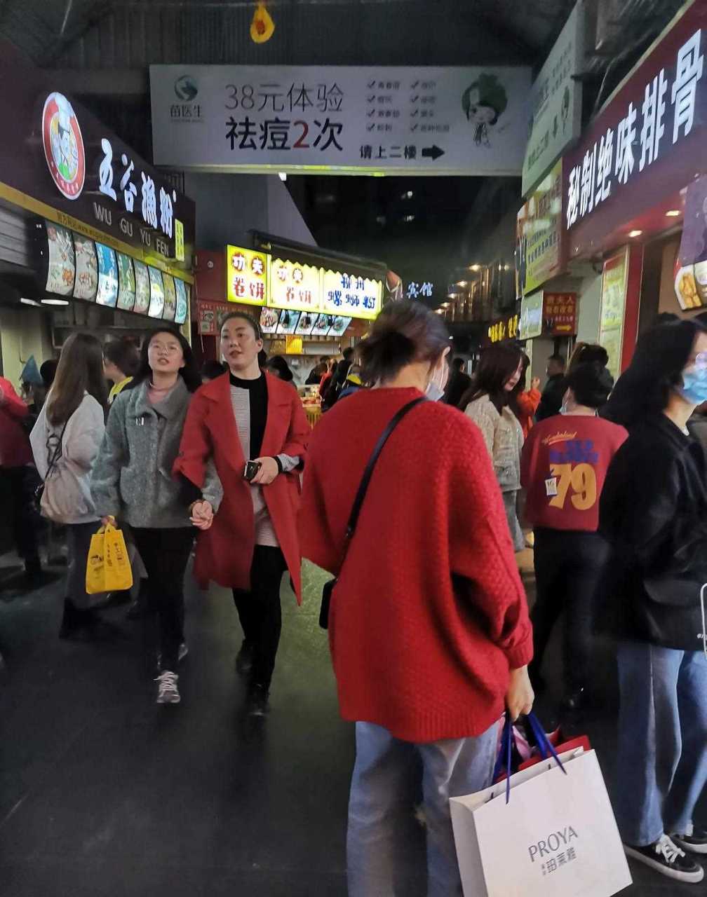十堰市五堰步行街上,卖吃的和专卖店人流量成鲜明对比