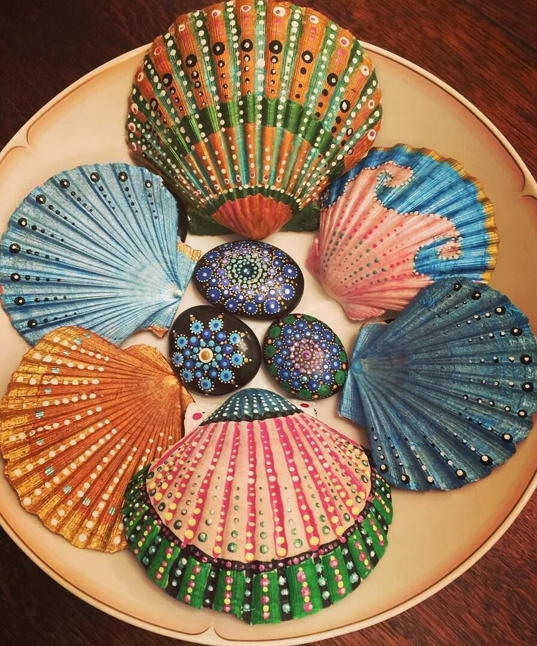 变废为宝|吃完的扇贝壳别扔,一起来做手工  首先,你可以将扇贝壳清洗