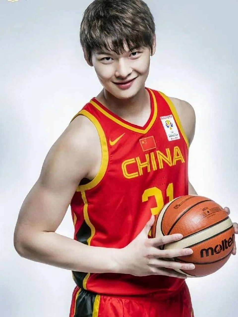 男篮国手今天大婚:2米14王哲林迎娶漂亮的妻子!