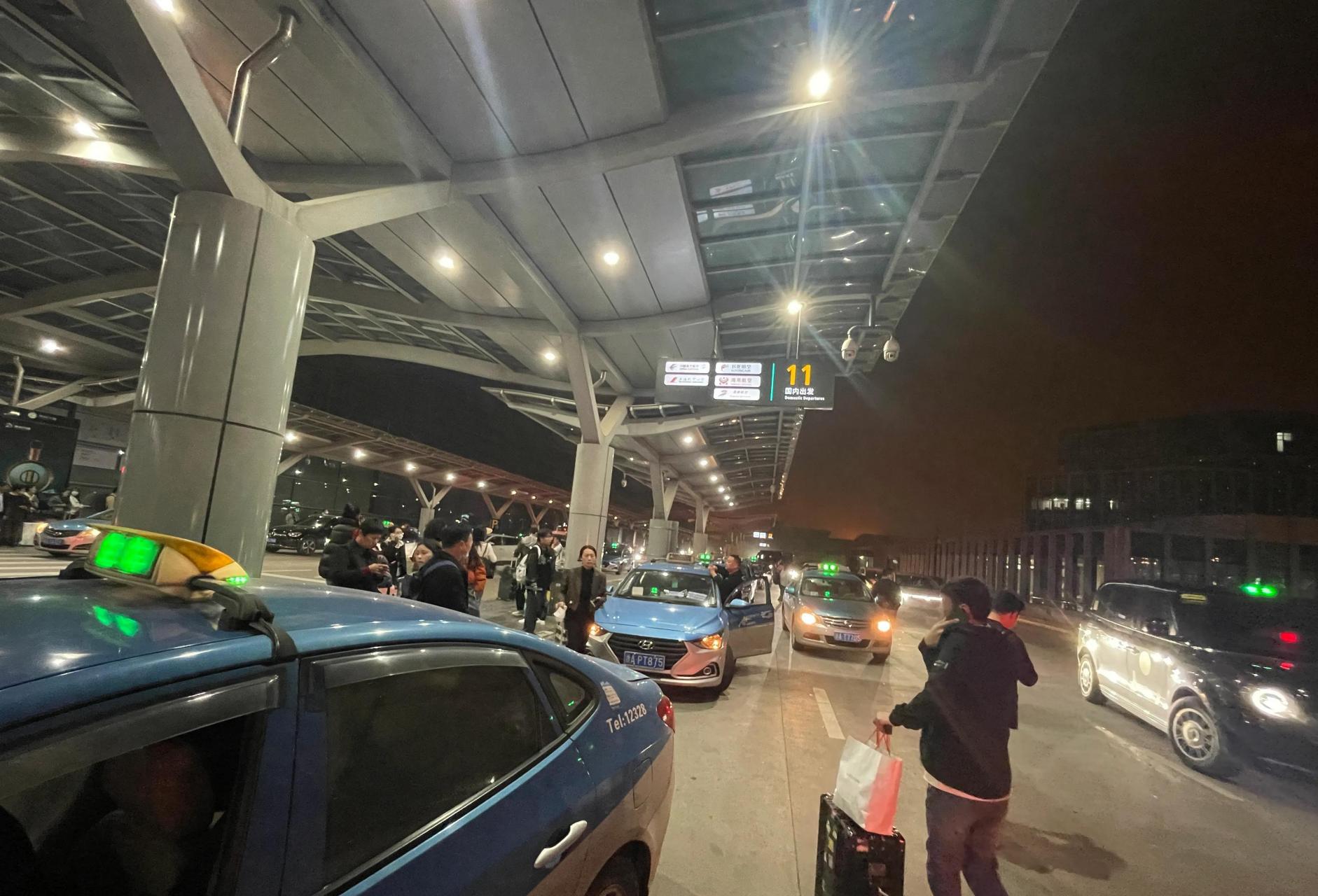 凌晨两点的杭州萧山机场,这次我不做评价,你们自己看吧#杭州# #杭州圈