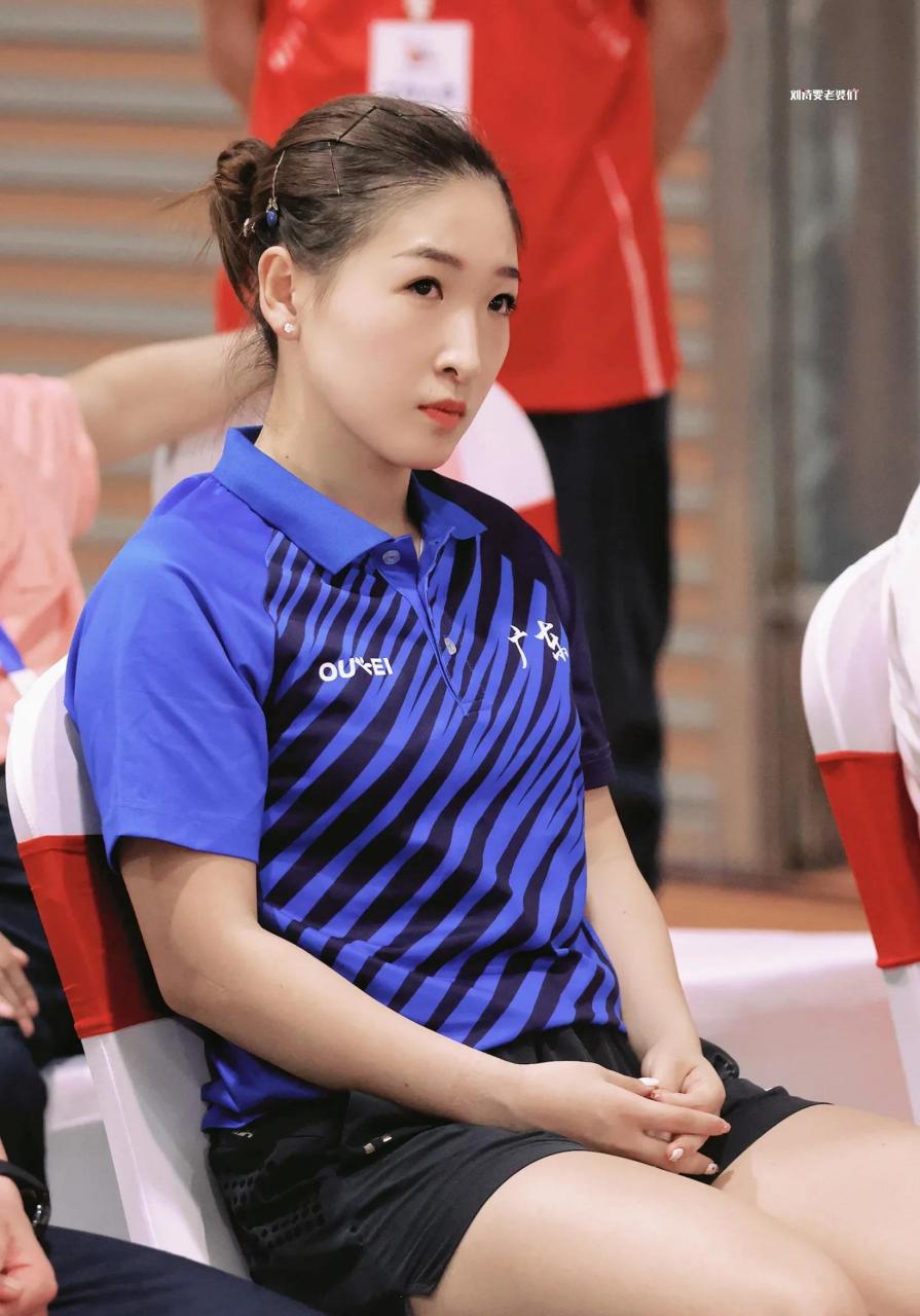 4月16日刘诗雯参加了粤港澳大湾区乒乓球挑战赛,扎着丸子头身穿蓝色
