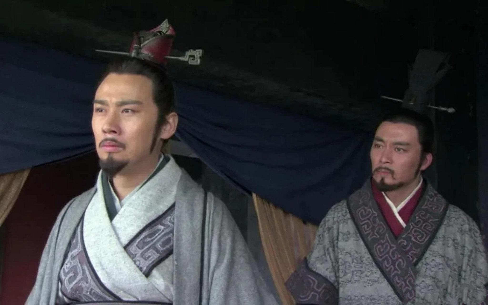 张仪拜别鬼谷子后,陪同楚国宰相(令尹)饮酒,楚相的玉佩不翼而飞,他竟