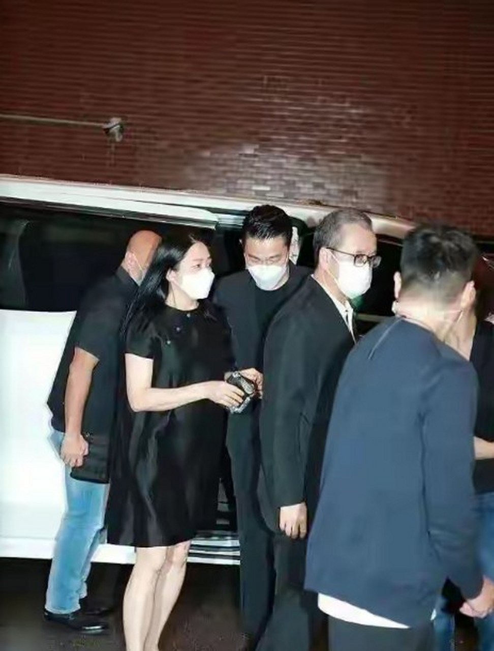 刘德华老婆朱丽倩虽然就是穿普通的黑裙,依旧是简约大气却又不失高级