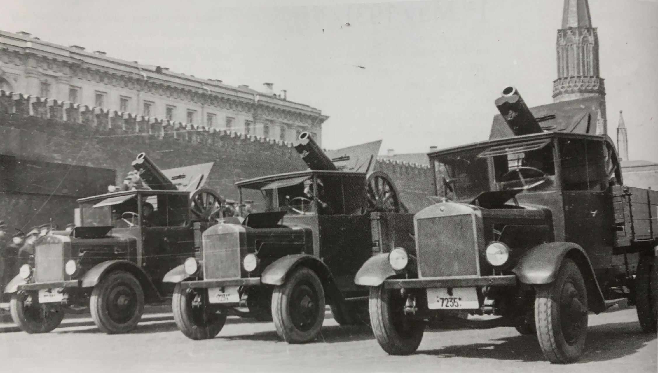 1931年红场阅兵中1910年式122毫米榴弹炮 1931年5月1日红场阅兵ЯГ-5