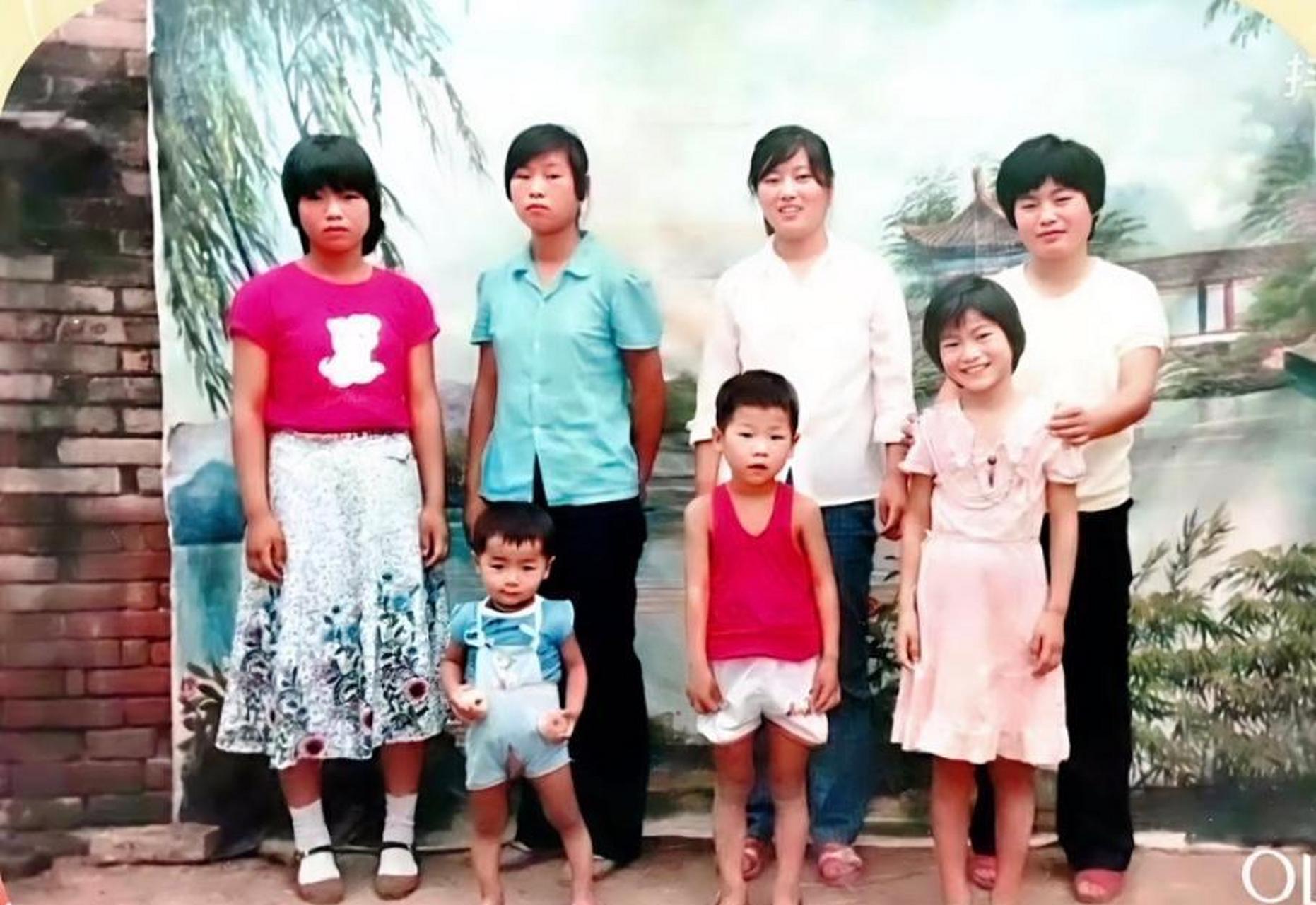 岳云鹏童年唯一的一张照片,有点呆萌