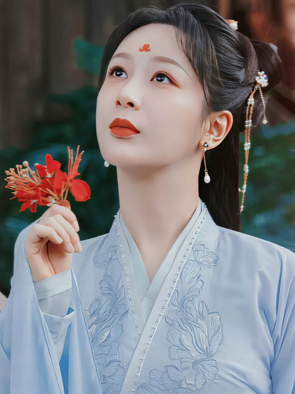 该剧由杨紫主演,讲述了女主角小夭与四个男主角之间的爱情故事.