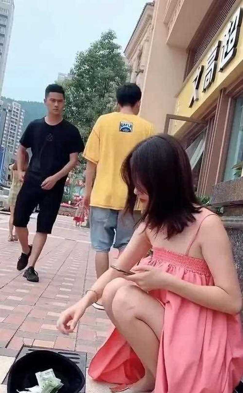 这是我见过最漂亮的女乞丐,眼前一幕,网友打扮一下绝对是美女们[感冒]