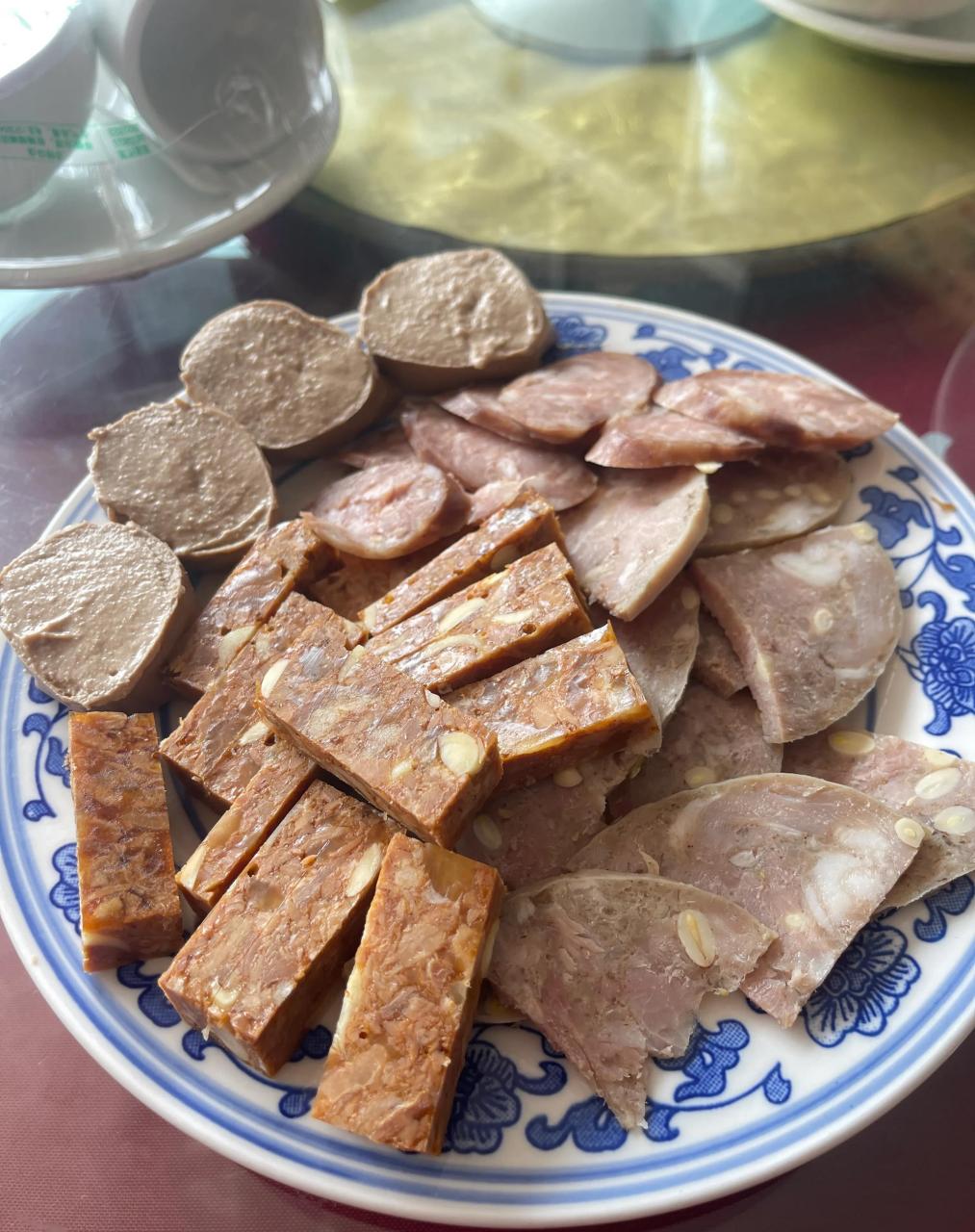 昨日在河北保定易县清西陵泰陵附近,吃了一顿地道的满餐,第一次吃鹿尾