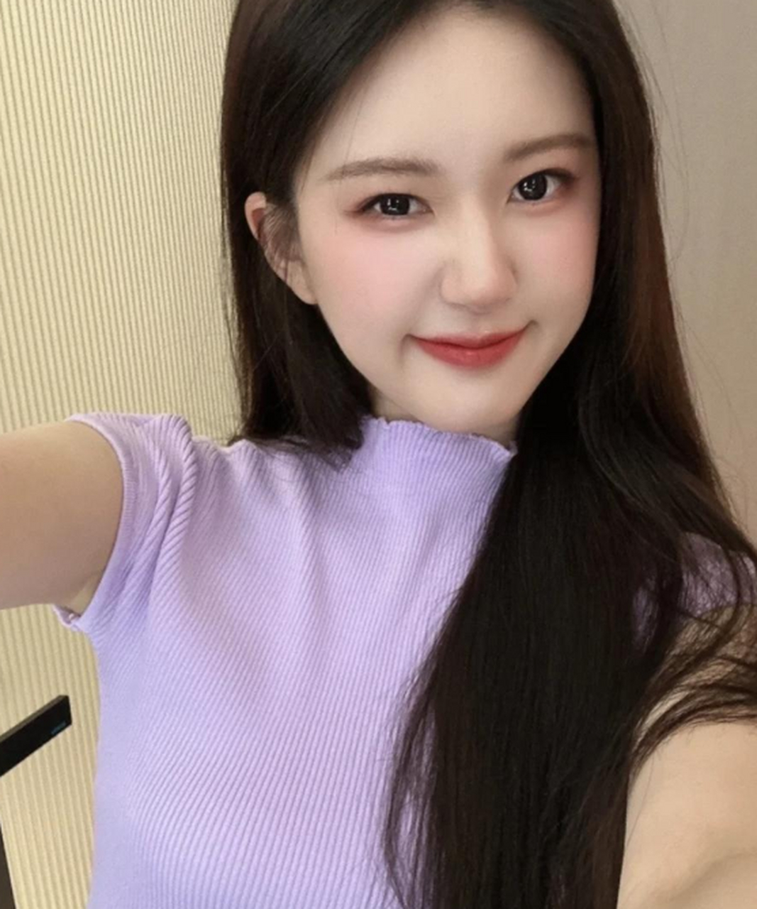 赵露思晒日常照太清新,穿紫色针织短袖显可爱,眼神俏皮灵动!