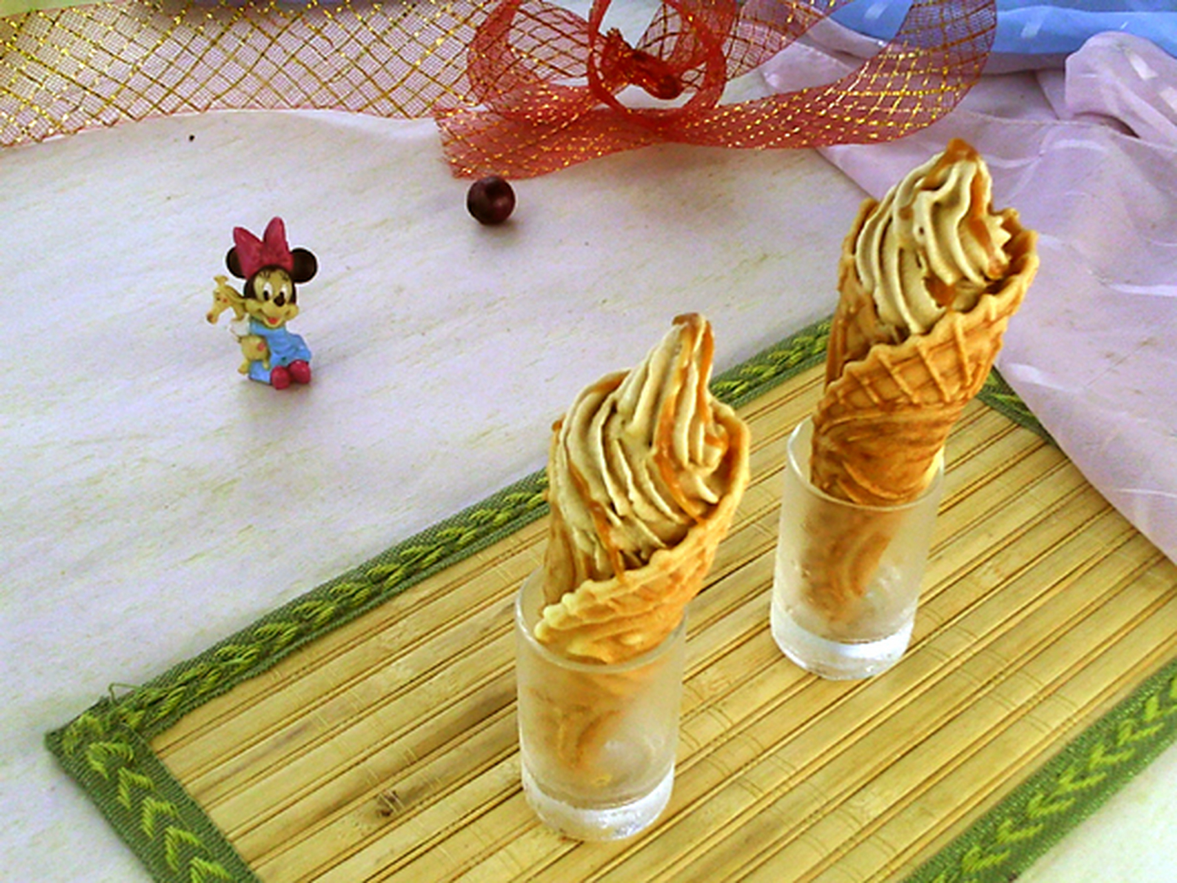 咖啡火焰蛋筒冰激凌  自制的蛋筒冰激凌,好像总是只能挖个球嵌在蛋筒