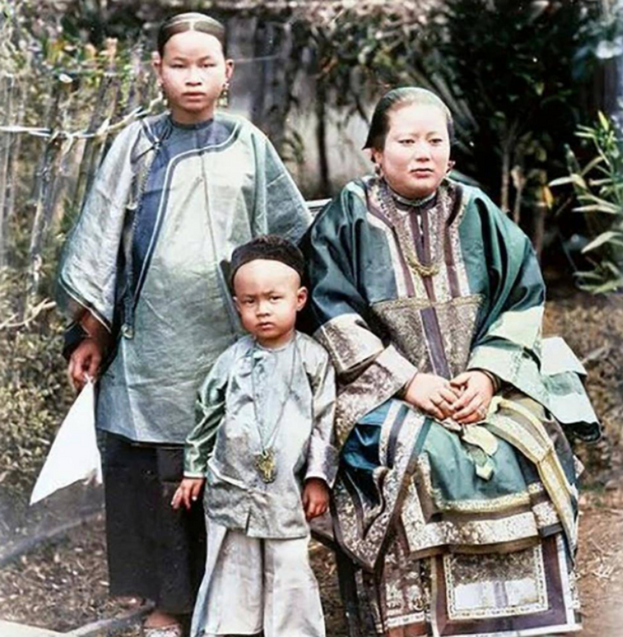 清朝老照片:在1890年的时候,南方某地一个大户人家的太太坐在自家的后