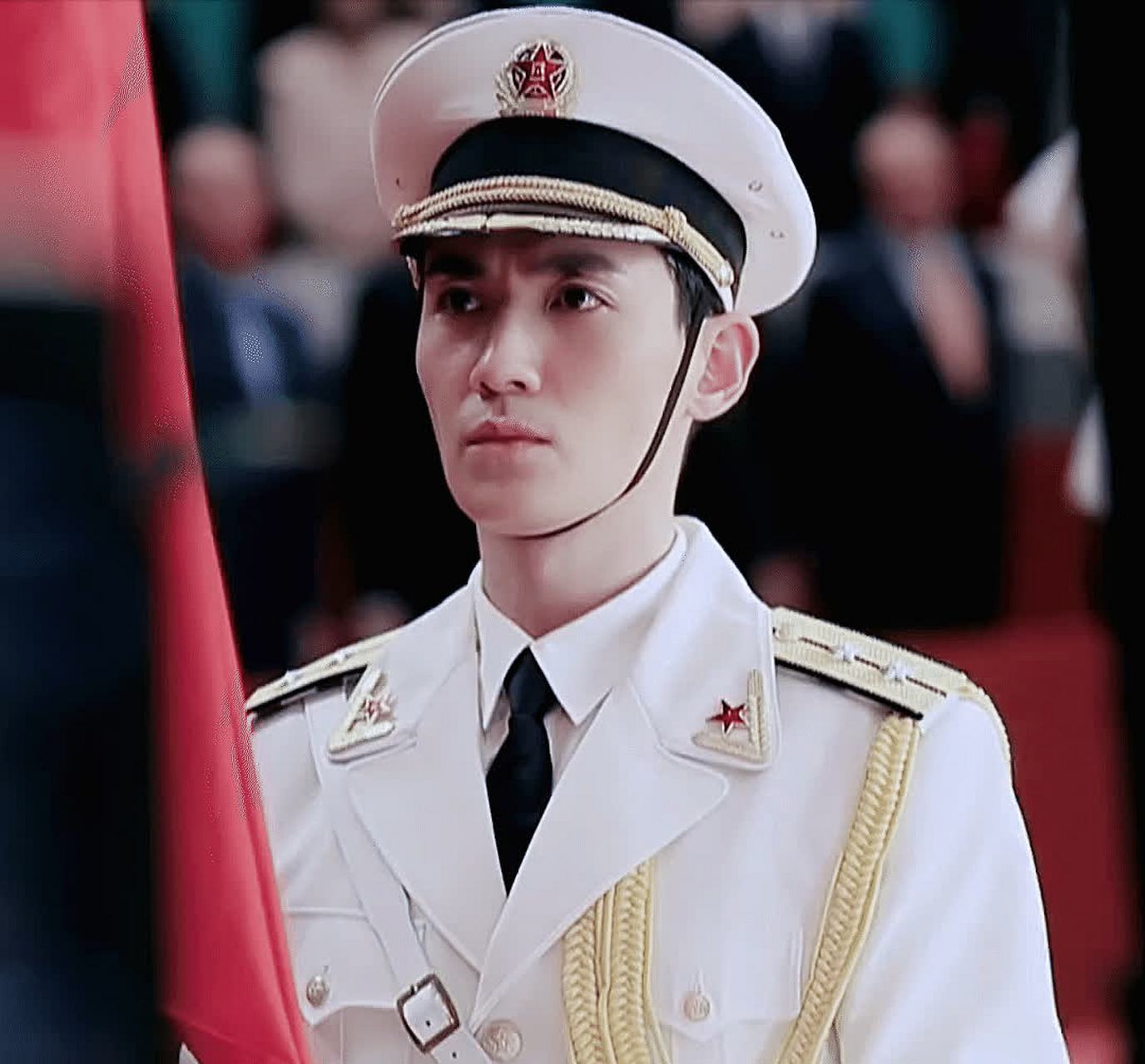 最有正义感的就是穿军装的朱一龙了!