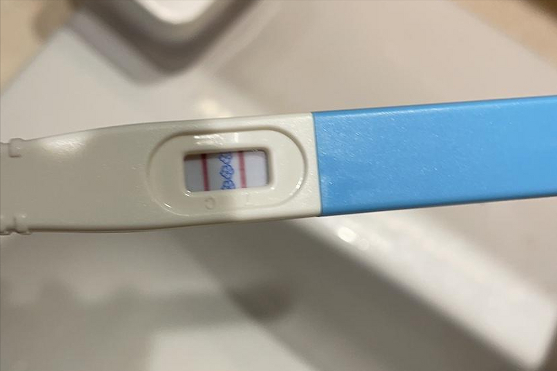 最近肚子变大,试纸测出两条杠,用手一摸还在动,全家人高兴不已.