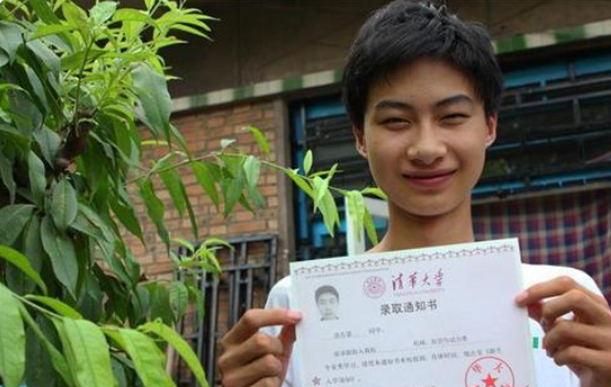 19岁的林万东还在工地上辛苦地背沙子,包工头一路小跑过来说:你考上