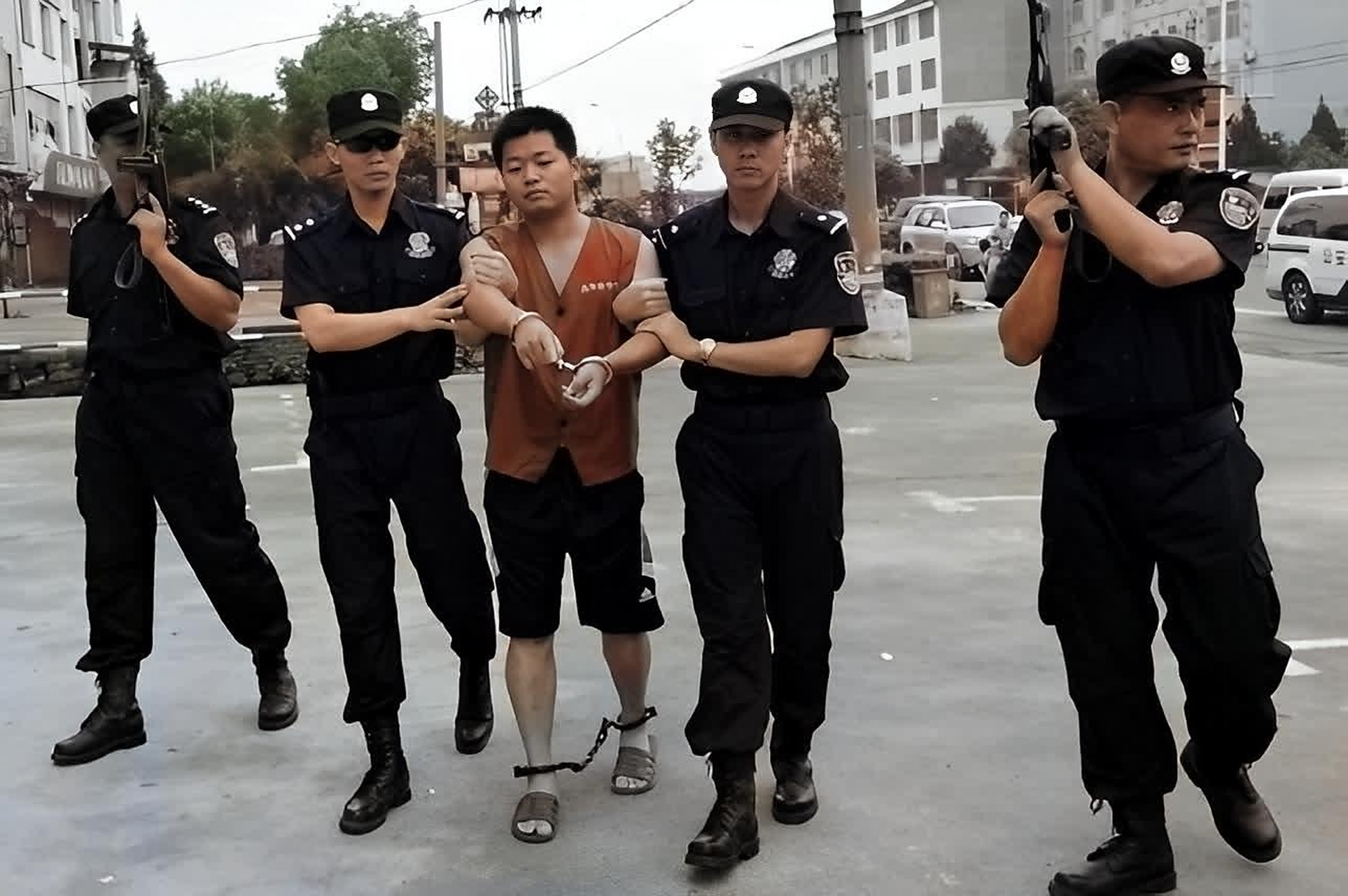 2010年,在广东杀害两名交警的胡益华被带回义乌!