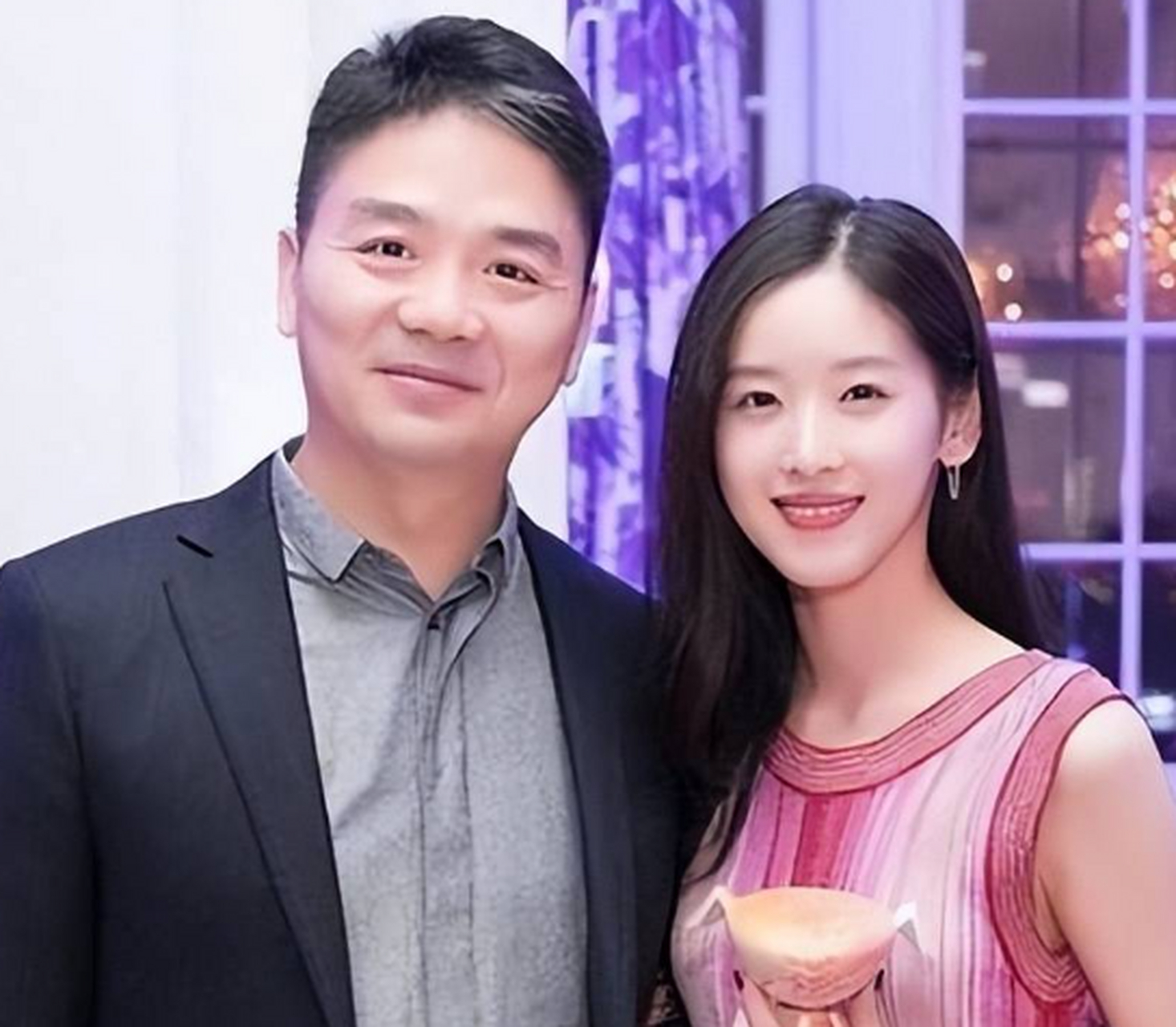 章泽天刘强东牵手散步:女方精心打扮一番,东哥穿着也很用心  章泽天