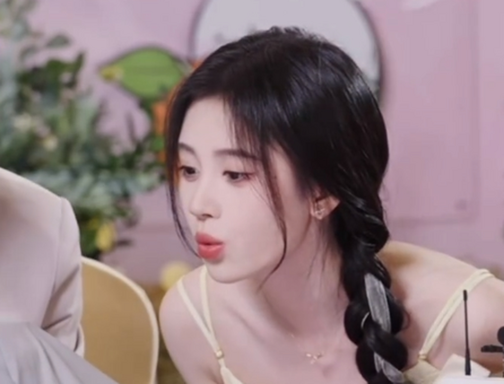 鞠婧祎直播状态,再一次被她的妆容惊艳!