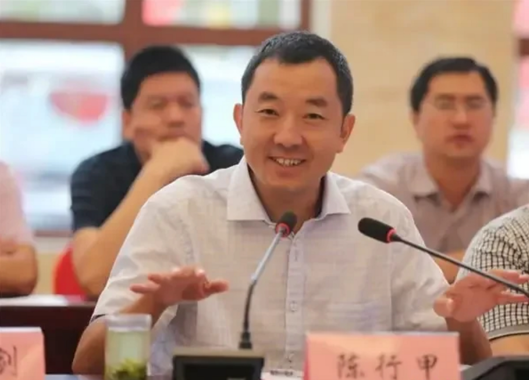 2015年8月,陈行甲把巴东县县长刘冰送进监狱后,问刘冰:"你为何这么