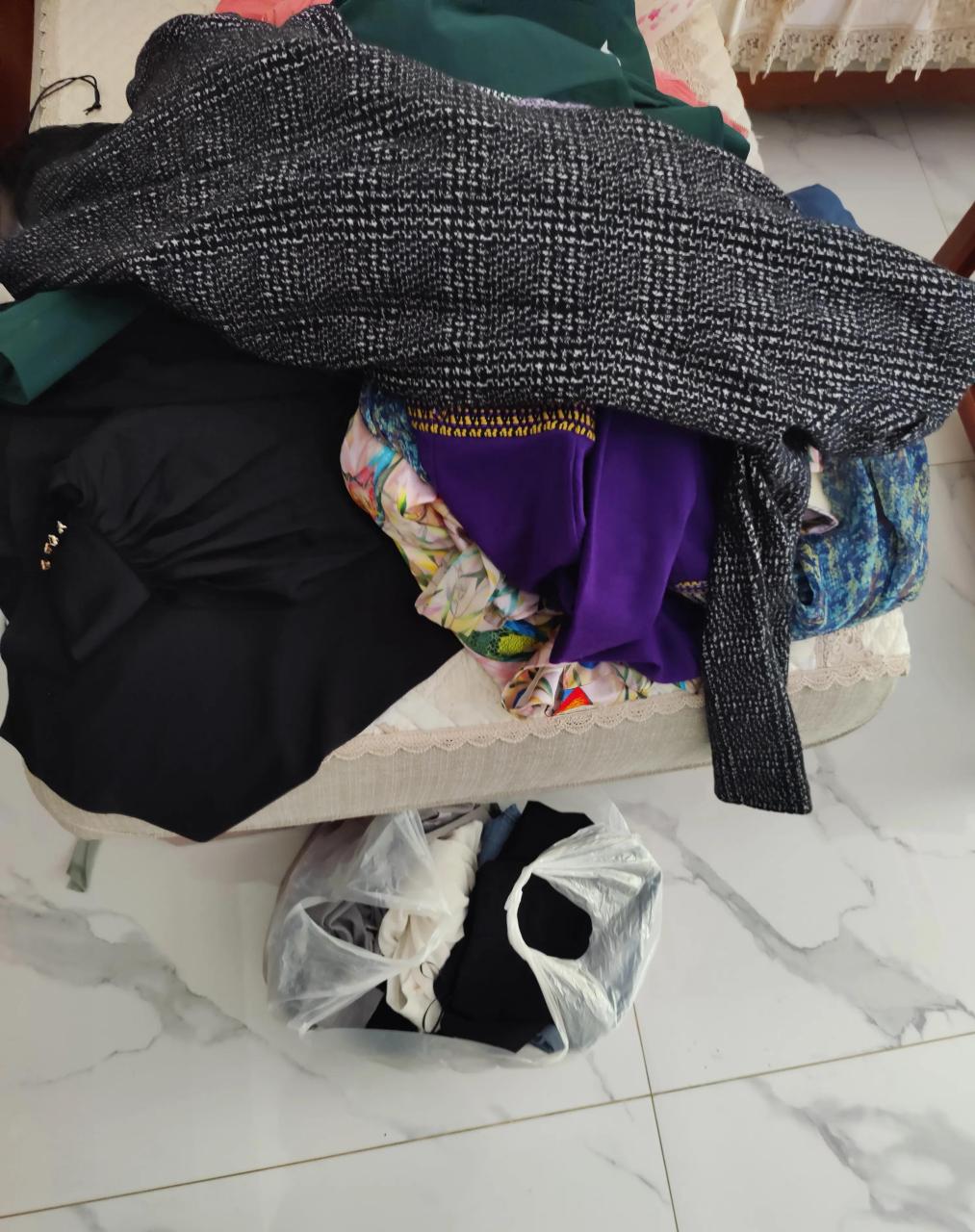 我南京的弟媳又给我寄了一大包衣服,把我给愁死了,过年回去也给了几件