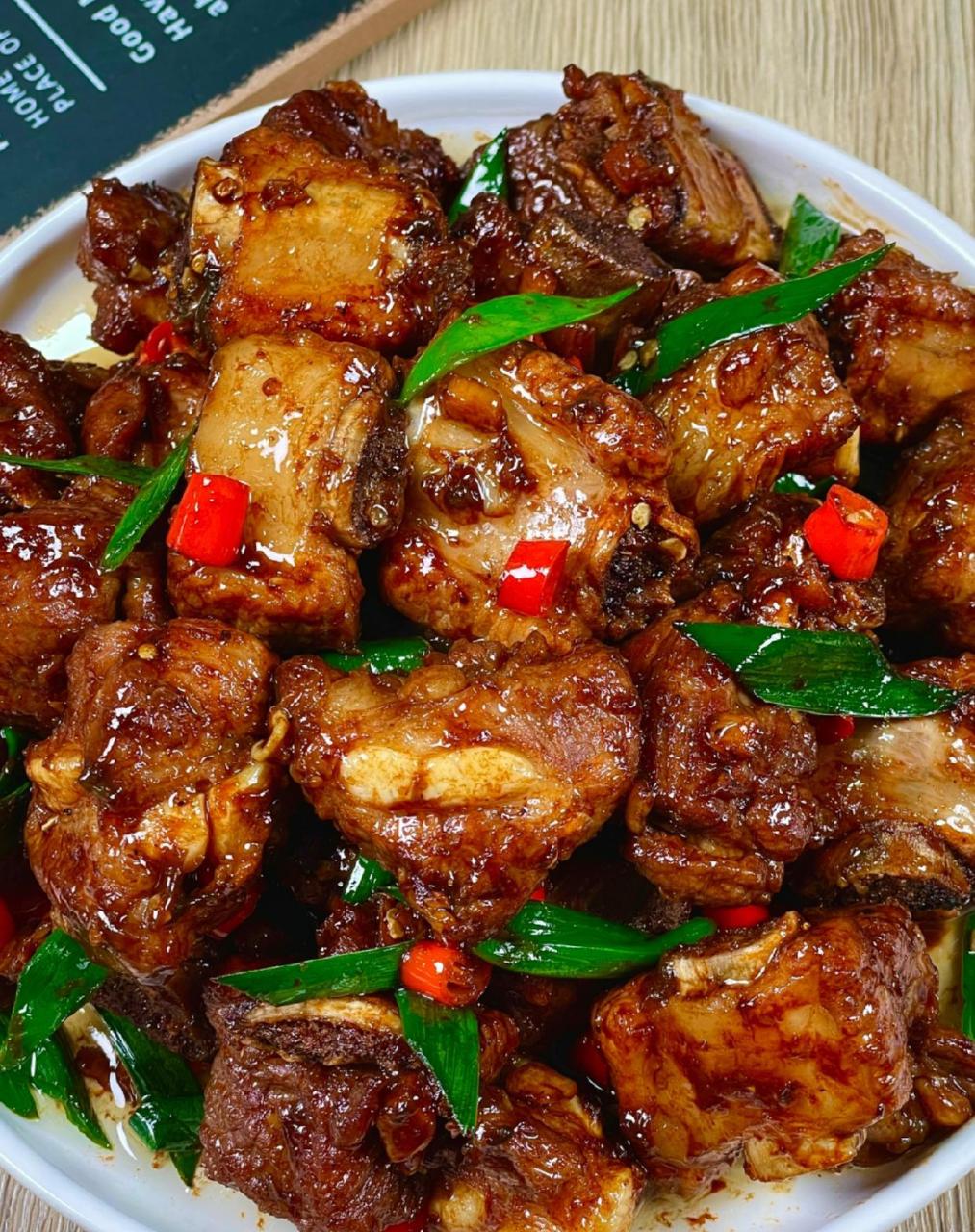 排骨别再炖着吃了,试试这个生炒排骨,巨香[鸡蛋] 做法: ①排骨切小块