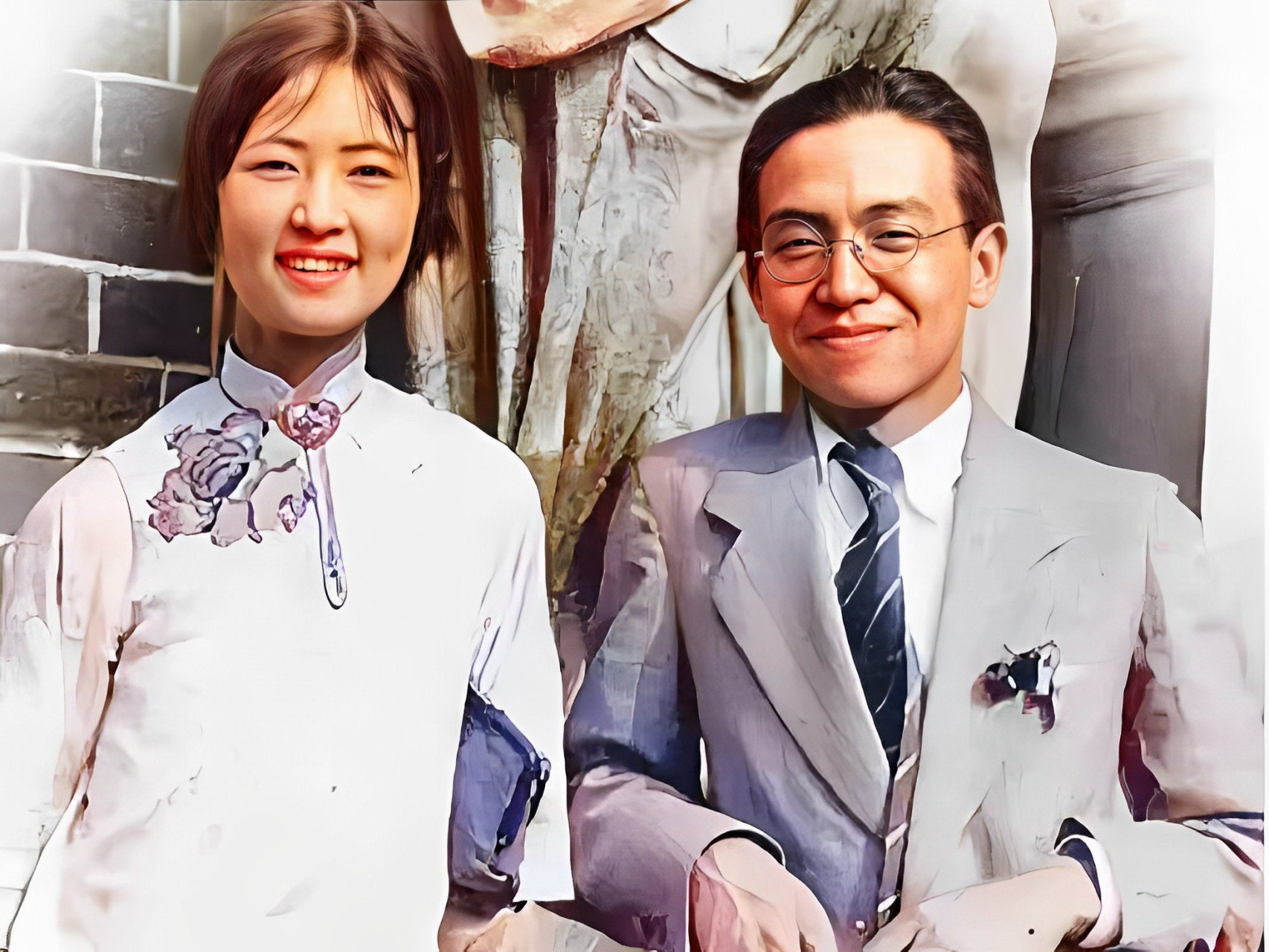 当年,林徽因与丈夫梁思成为了补拍结婚照,然而在他们两人之间,竟然坐