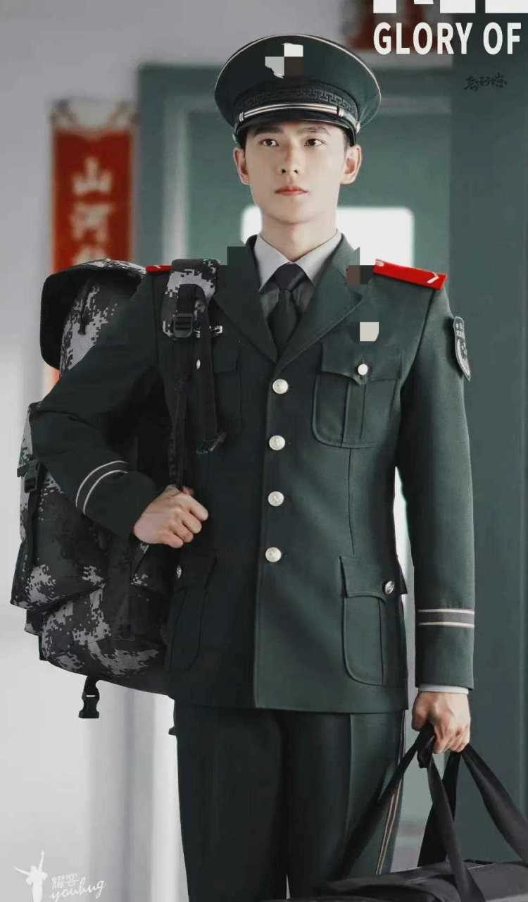 果然最适合杨洋的服装,就是英姿飒爽的军装!