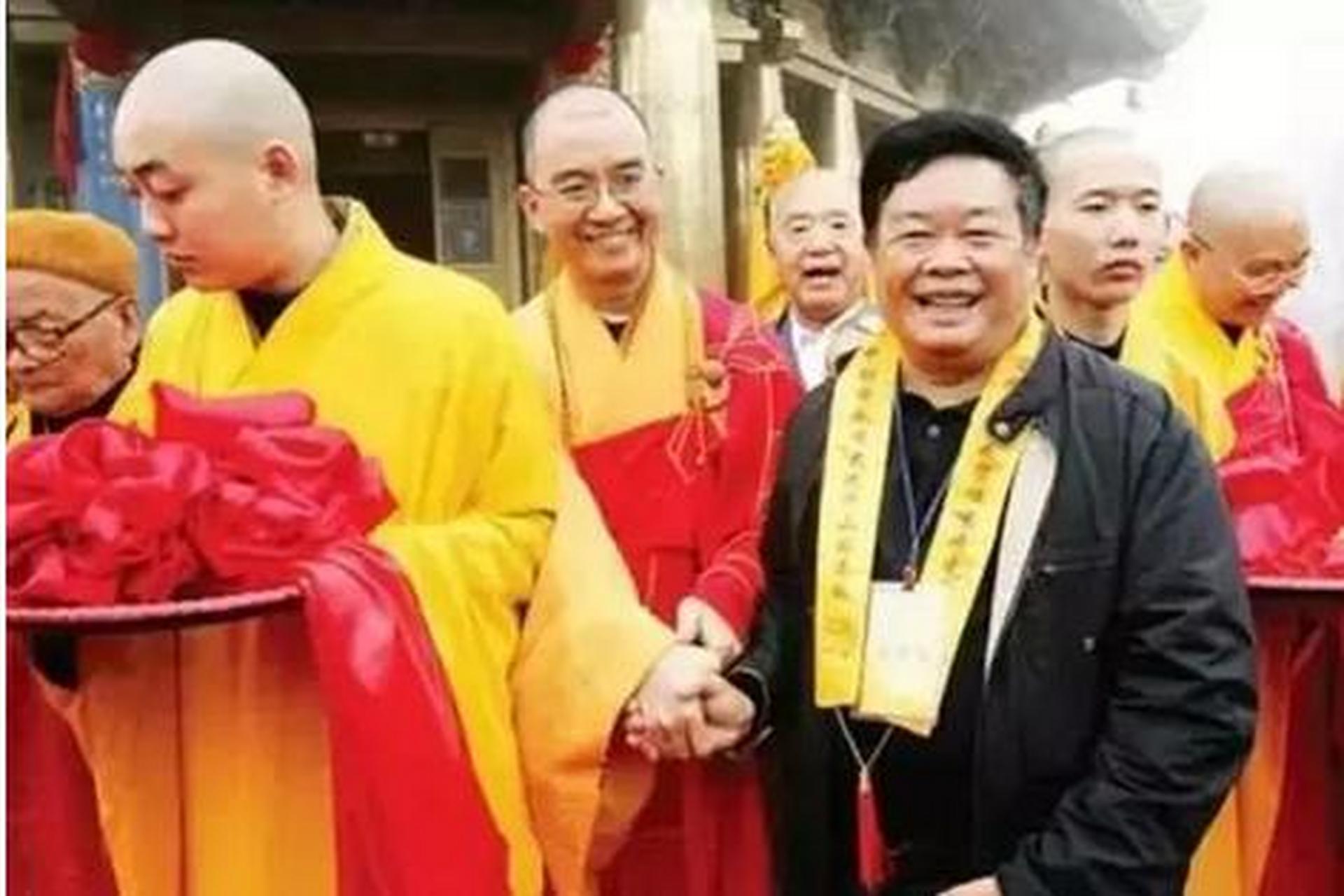 一次,王石带着曹德旺去万福寺参观,寺里的方丈说想建个斋堂,需要不少