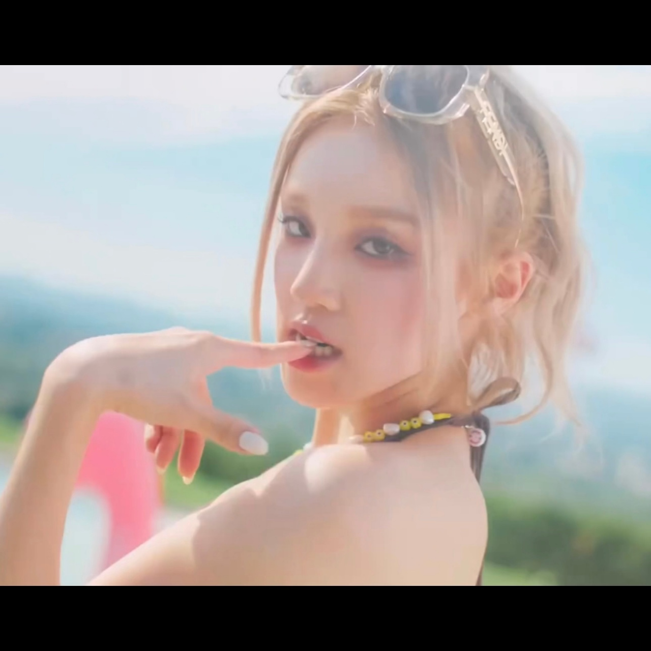 宋雨琦泳装造型##宋雨琦mv泳装镜头# 身材好到要说脏话了