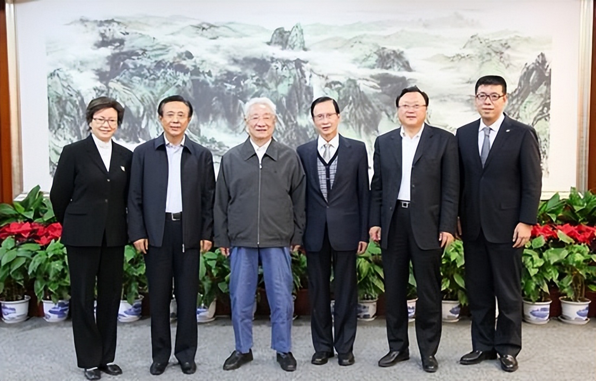 特殊时期,邹家华被迫离开自己心爱的工作岗位,带着妻子叶楚梅来到乡下