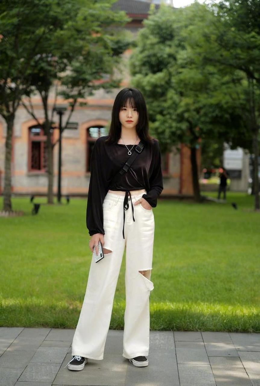 今天我们介绍几套适合腿短女生的穿搭,很多矮个子美女为了增高会选择