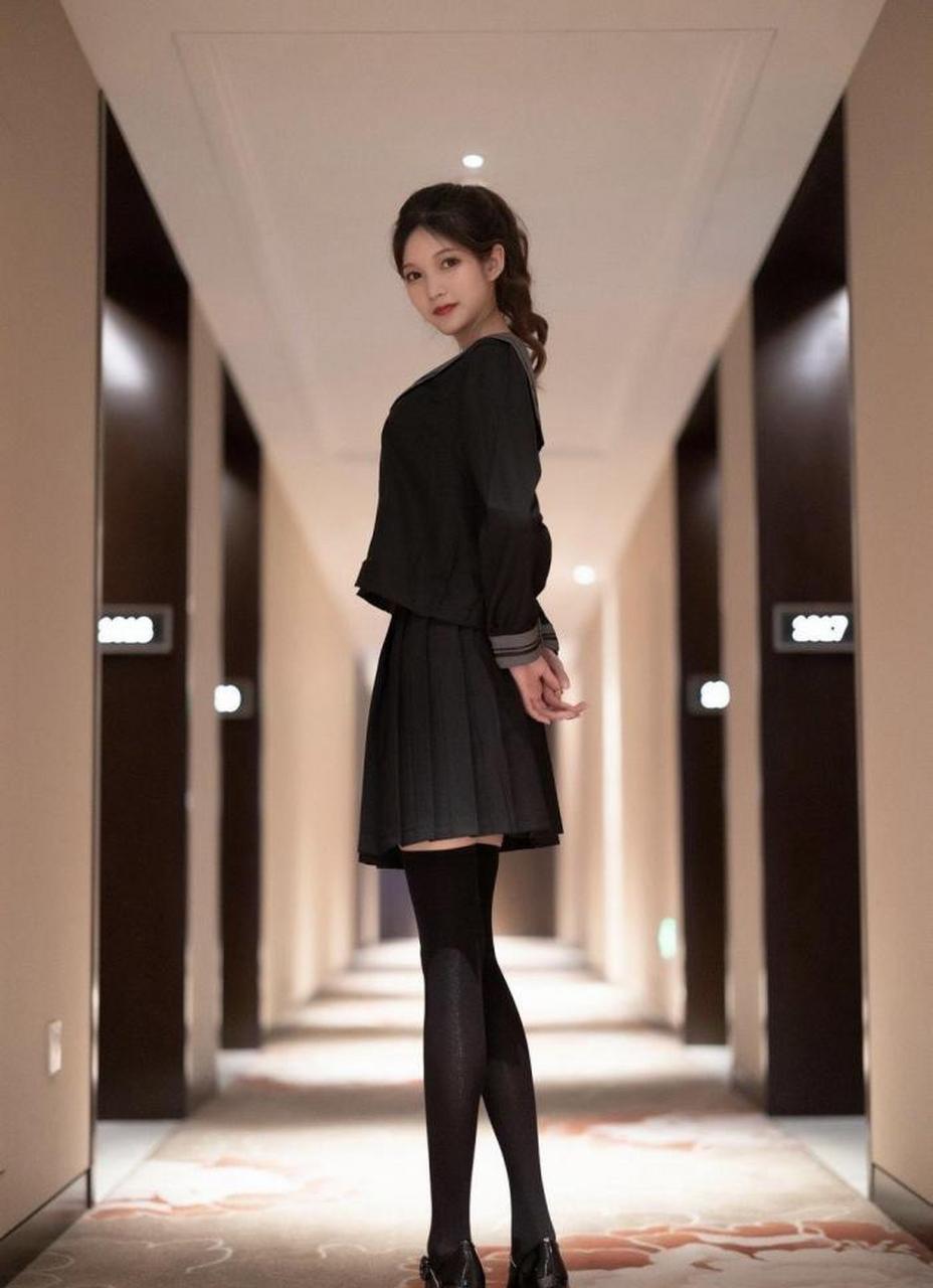 美女图集:黑丝美腿jk制服,小细腿绝对领域