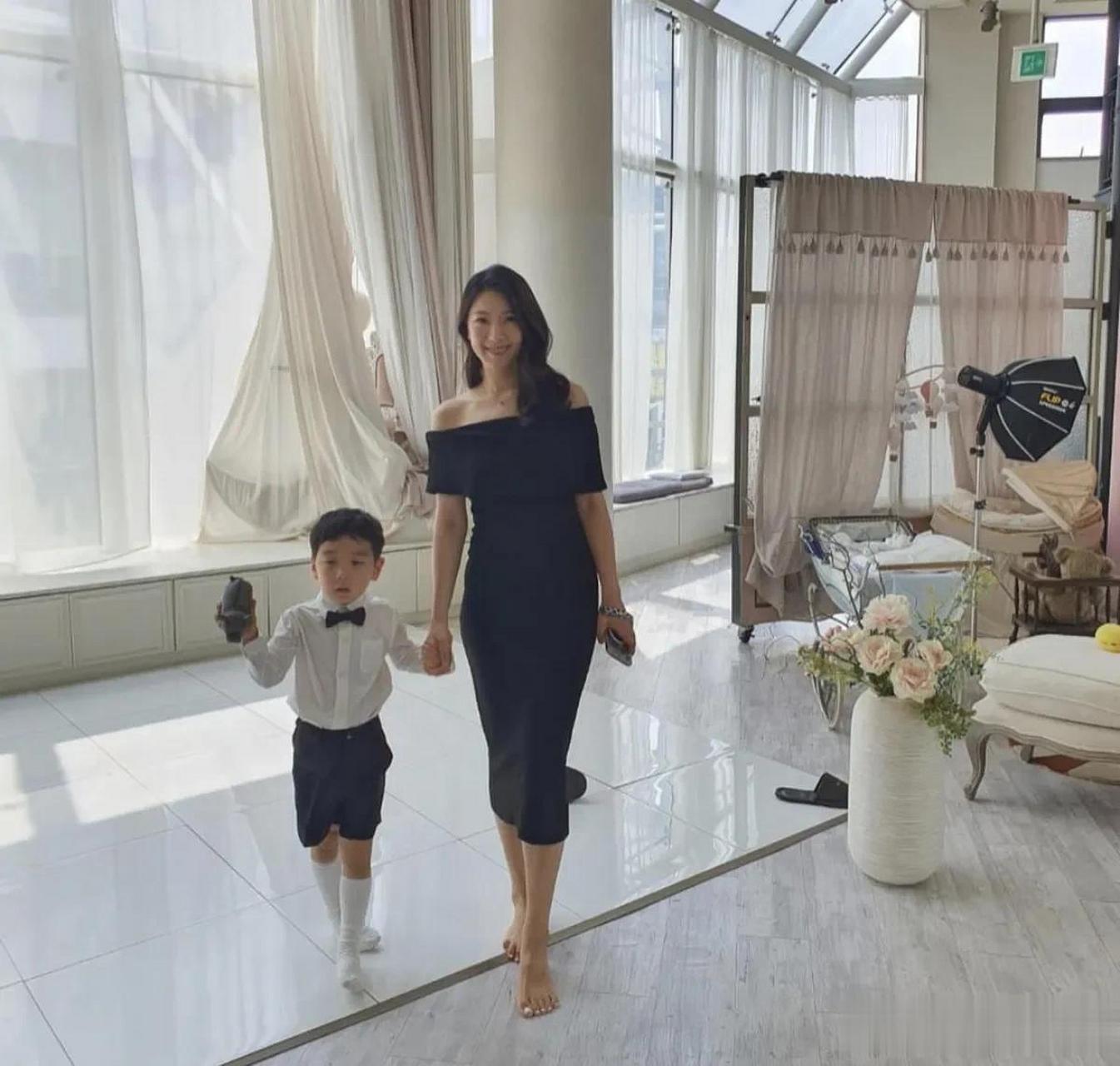 7月,演员李必模的妻子徐秀妍在自己的instagram上上传了多张照片.