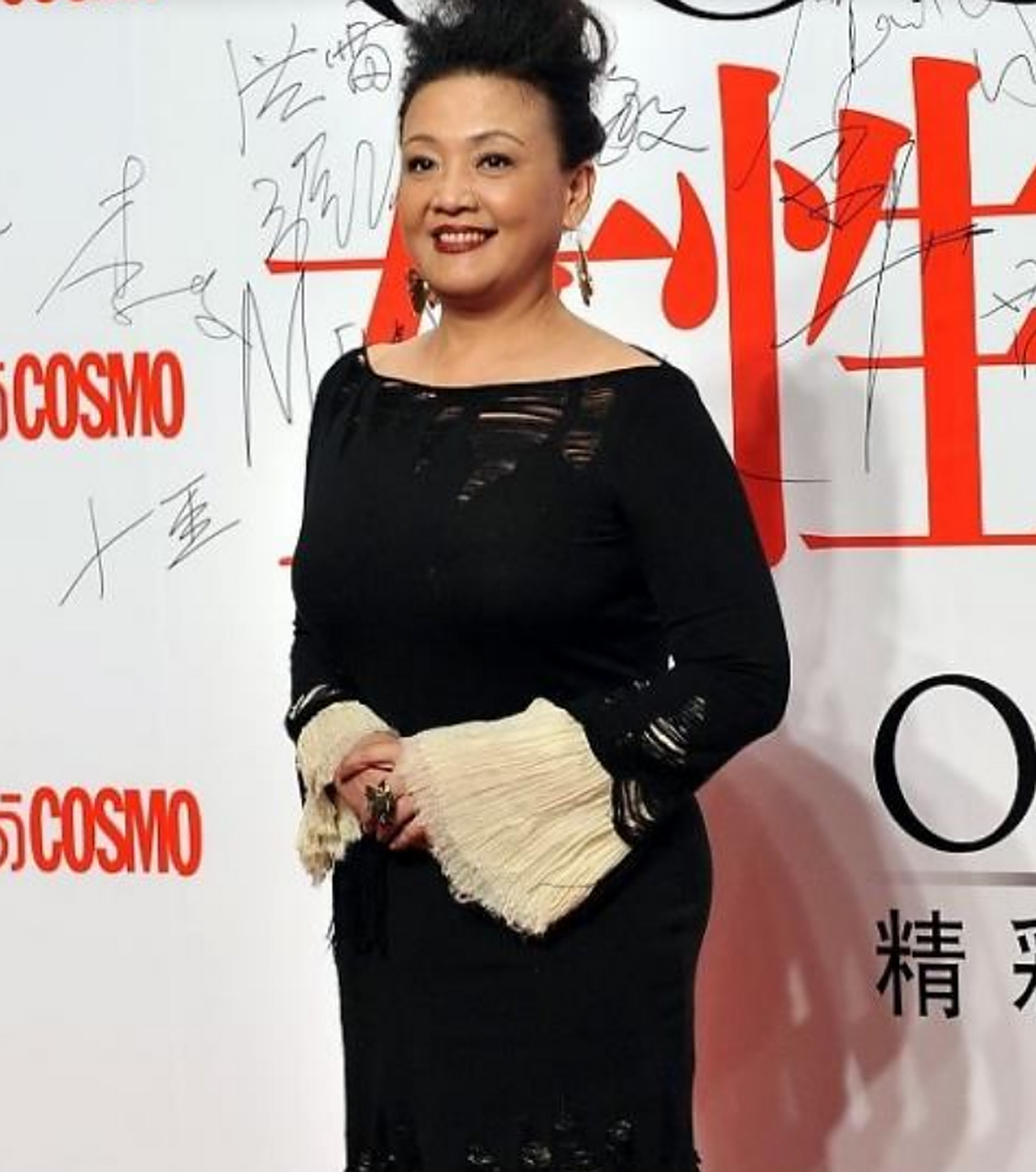 大s婆婆张兰早就该这样穿了,黑色修身裙配黑丝袜,显瘦又洋气