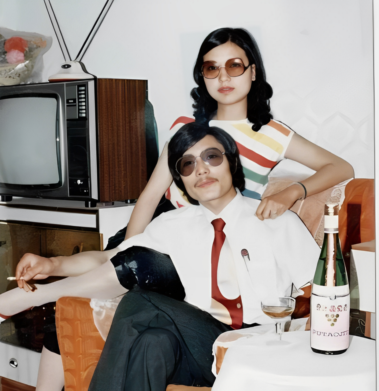 上世纪80年代!一位土豪和他的女友在家里的合影!