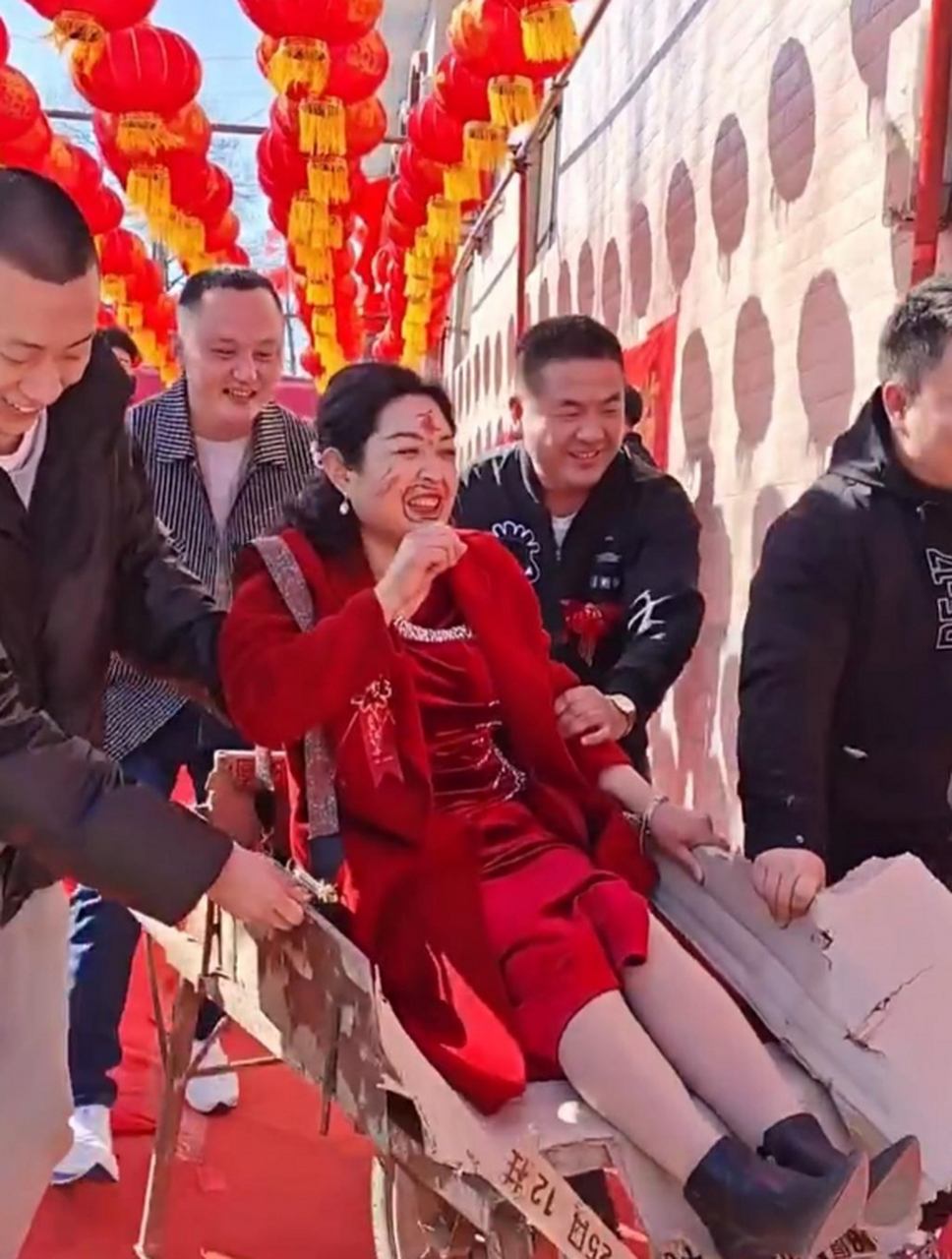 结婚这天,婆婆被抹个大花脸,还挺高兴的!