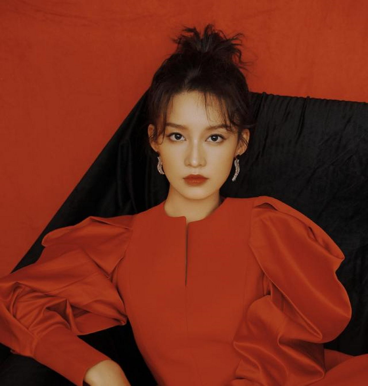 李沁红色灯笼袖跨年造型,黑色皮质手套复古港风冷艳气质