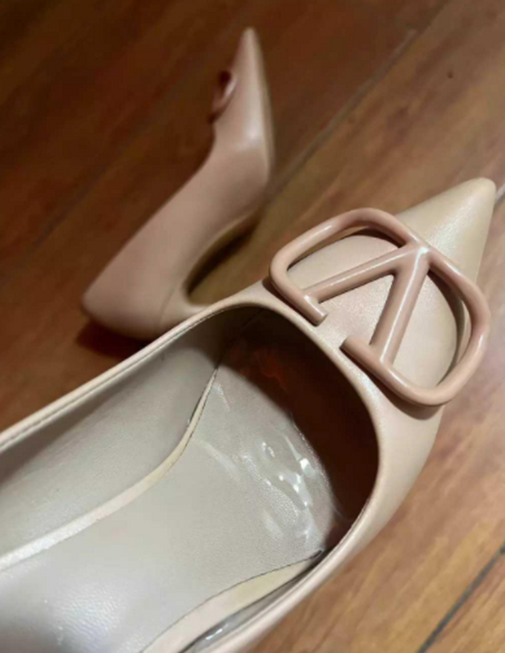 为什么高跟鞋里的白色透明液体化了?