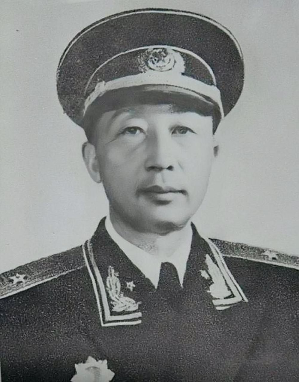 1924年,8岁的张学思,在学校被老师打了十下手板,张学思大哭:"我爸是