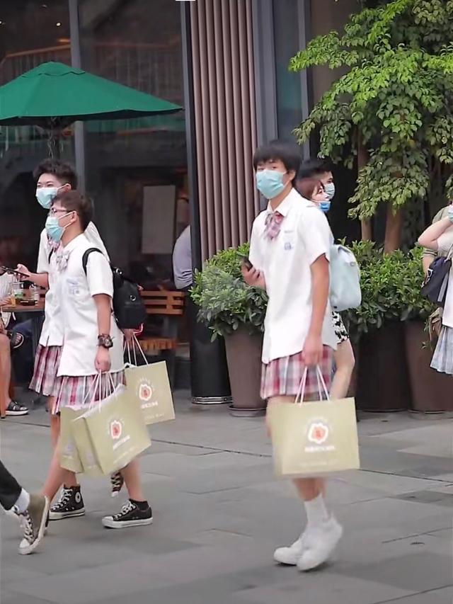有不少网友表示,看到这几位穿jk裙的男生,他们才发现,原来男生穿制服