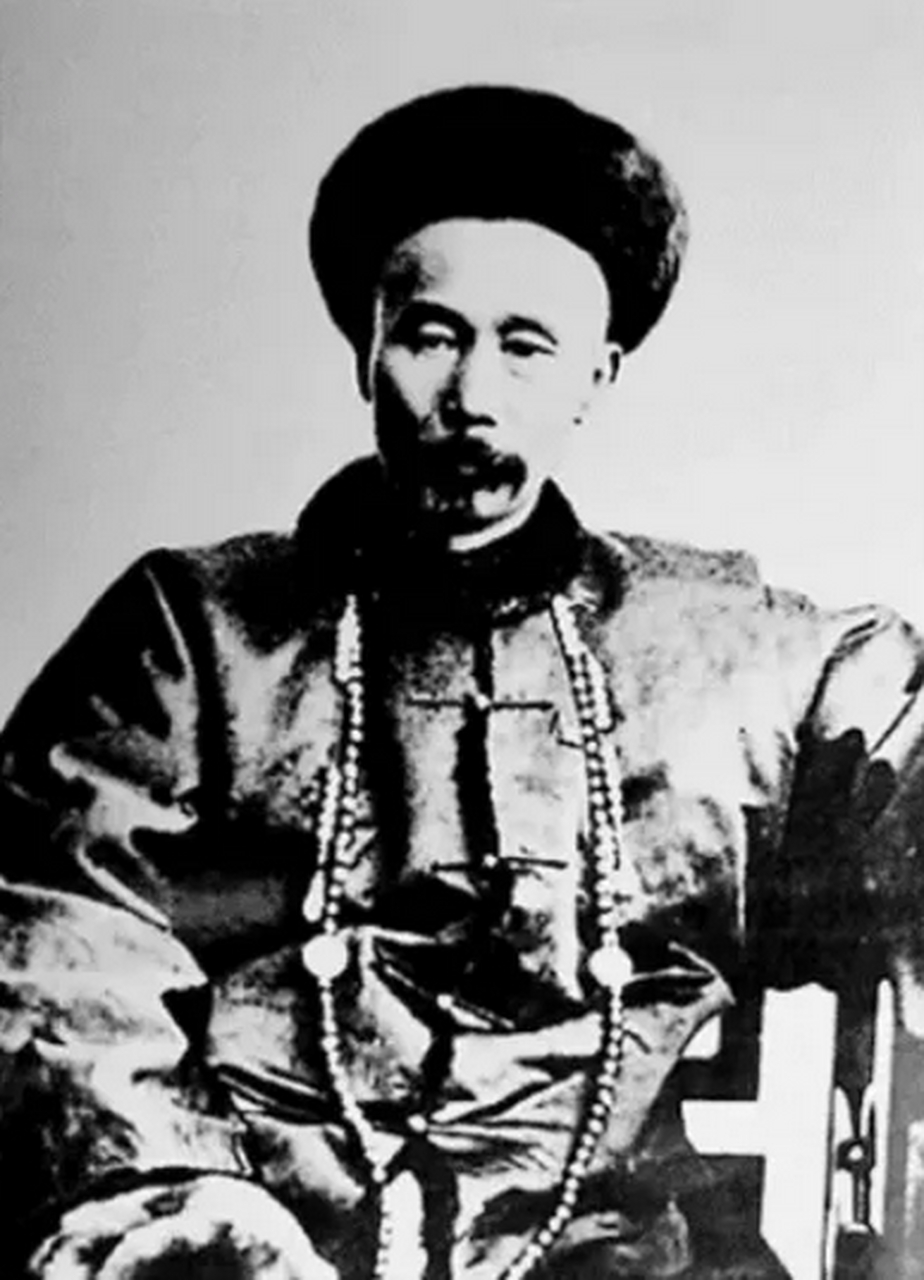 1870年,两江总督马新贻刚走到衙门口,人群中闪出一个中年汉子,口喊"