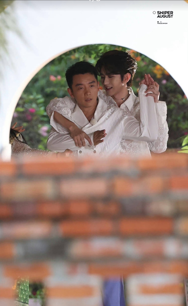 网友晒出一组蔡徐坤和郑恺录制节目的照片,怎么说呢,两人这姿势和眼神