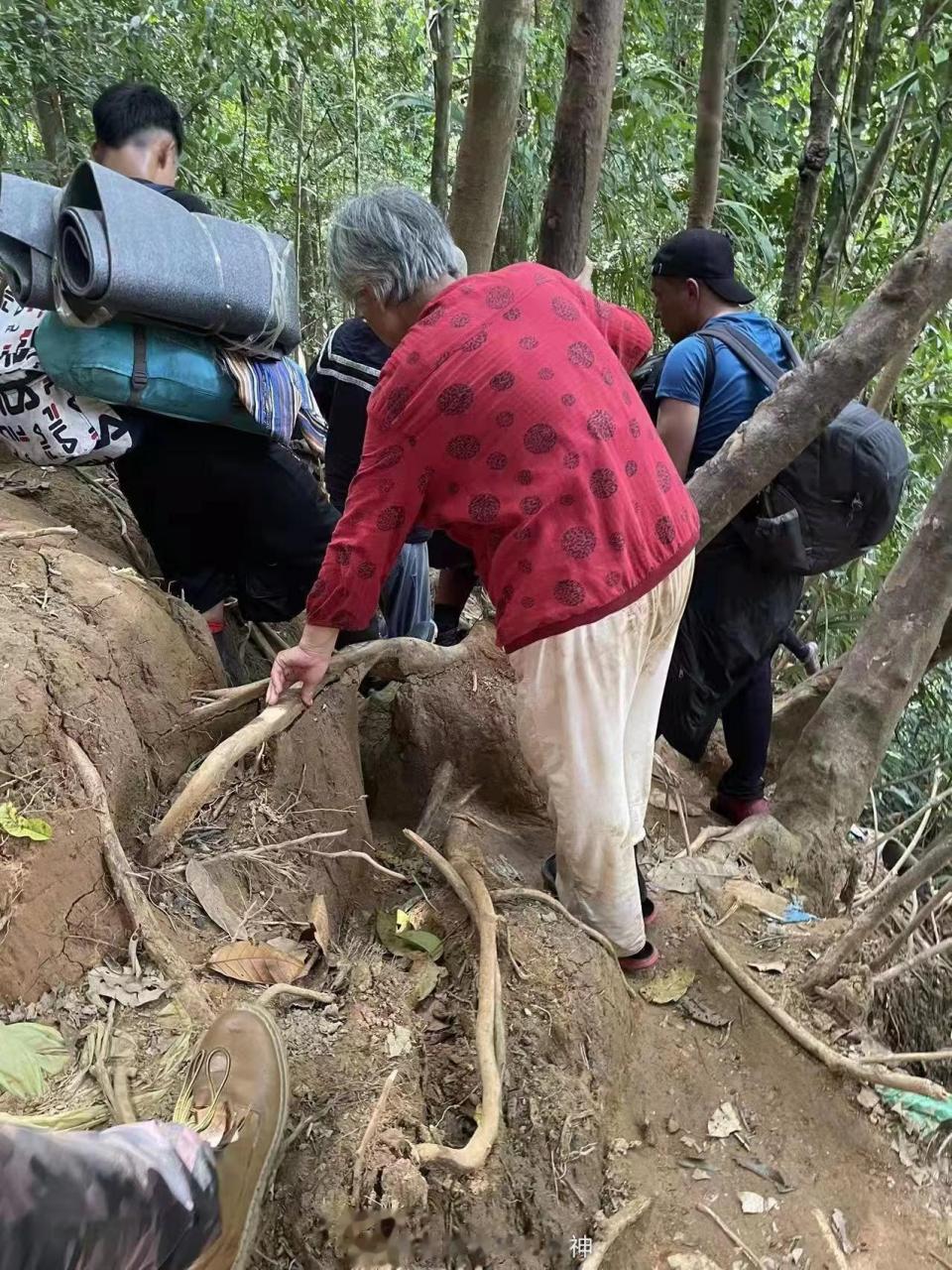 一家三口一起走線,帶著70歲老母親穿越厄瓜多爾雨林,一路跋山涉水歷經