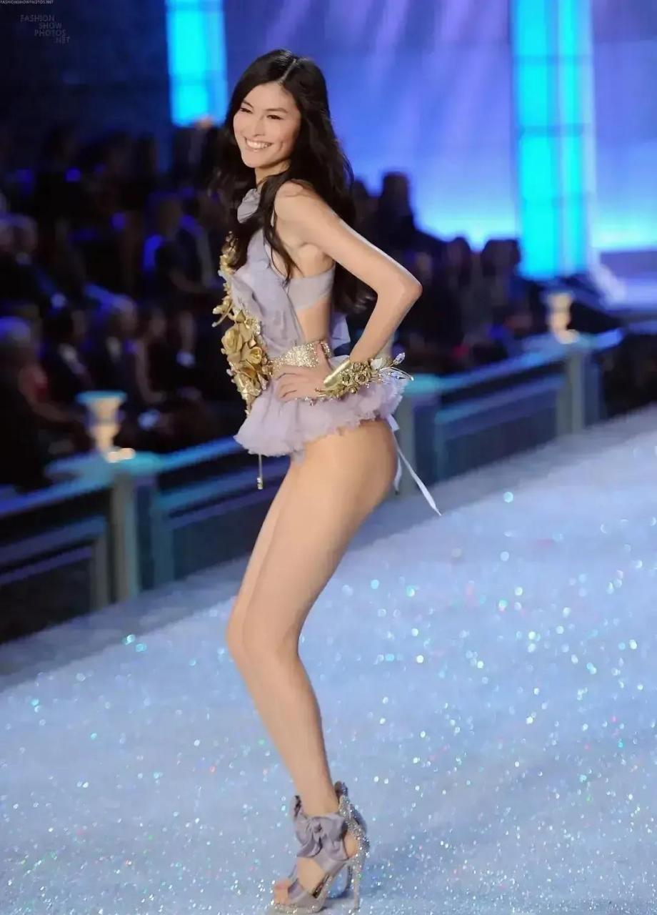 gif创作人# 特别喜欢何穗走秀的模样,那种自信的风范,特别振奋人心