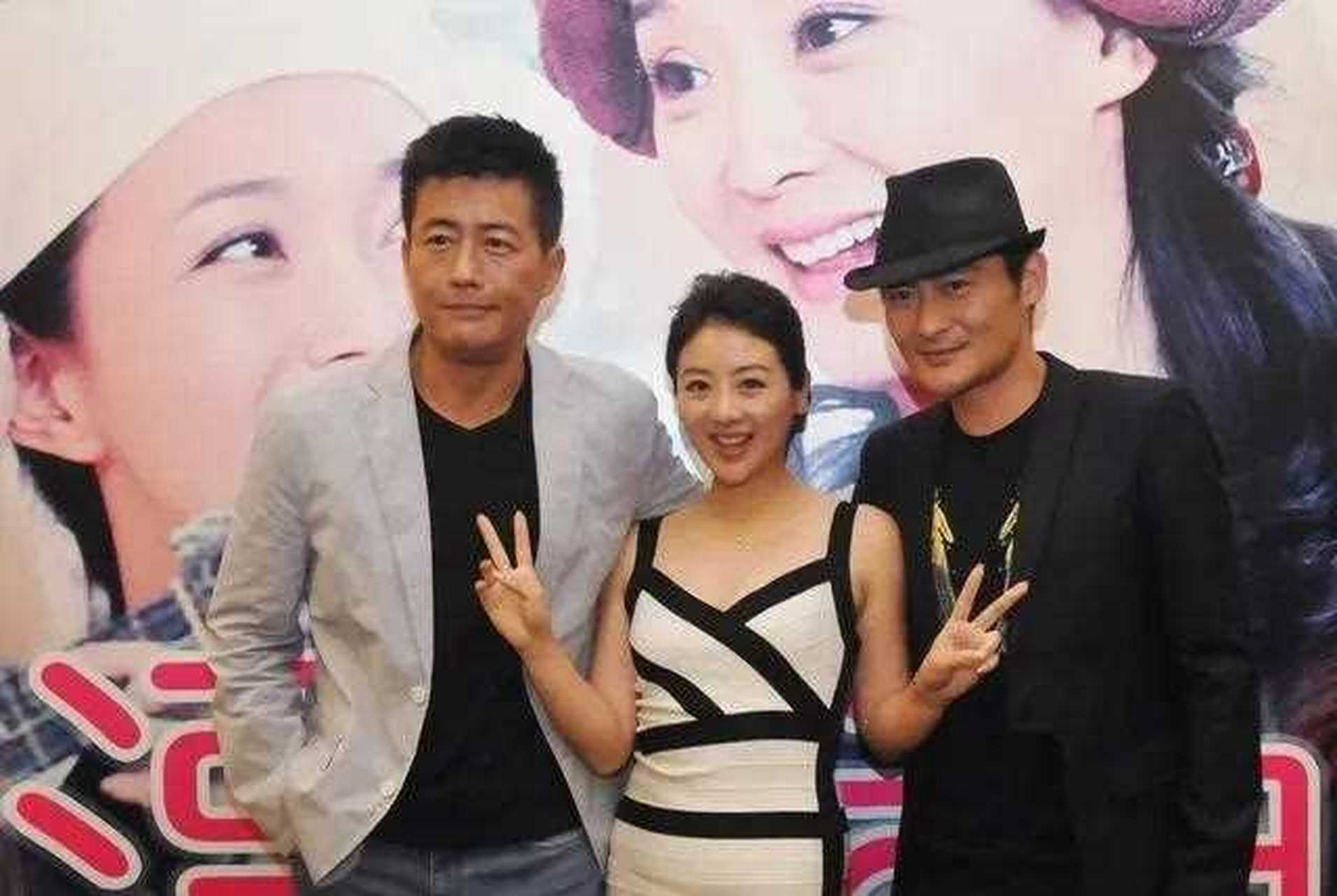 被小李琳惊艳到了,吊带裹身裙配甜美五官又纯又欲,不愧是最美杜冰雁