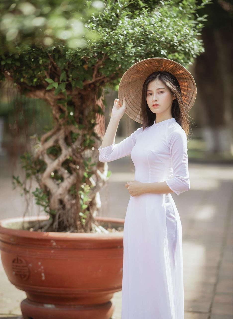 纯白色奥黛配斗笠,传统的打扮,让越南女生显得清新又温柔