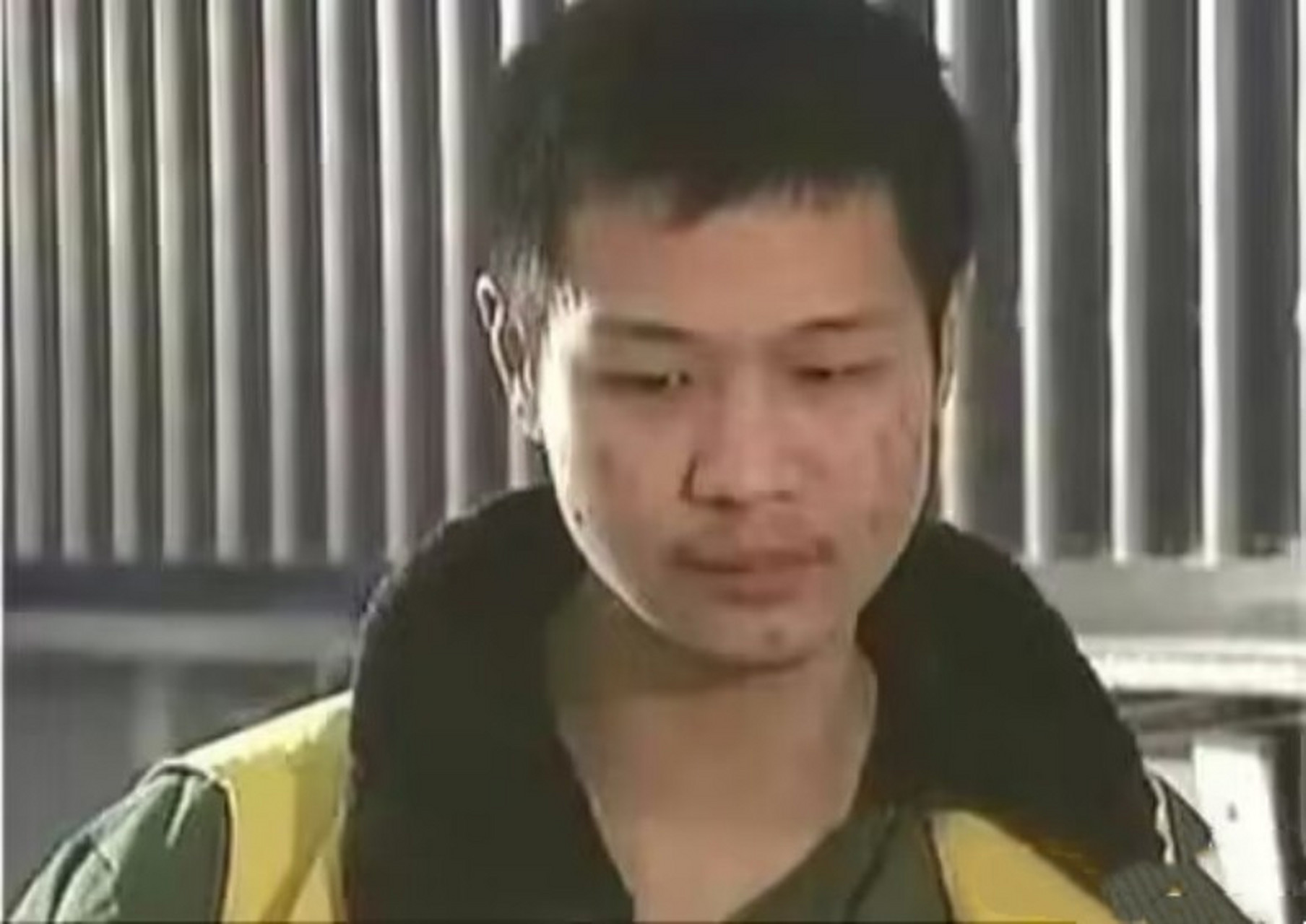 2007年,郭爽被执行死刑前,听到男友王子健被改判死缓后,激动的流下了