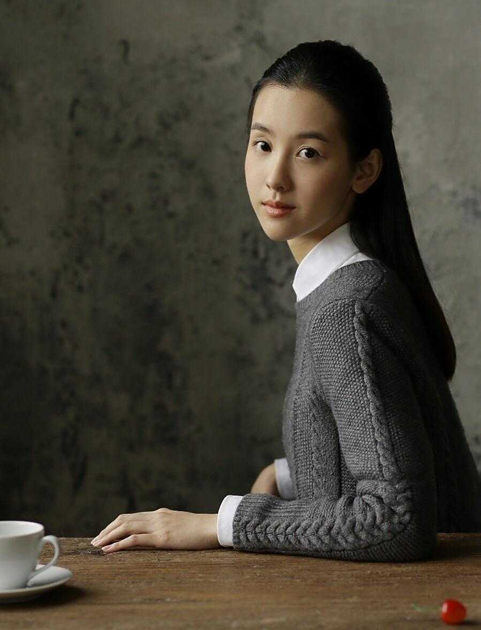 陈都灵早期等公交车的照片曝光,令人惊艳.