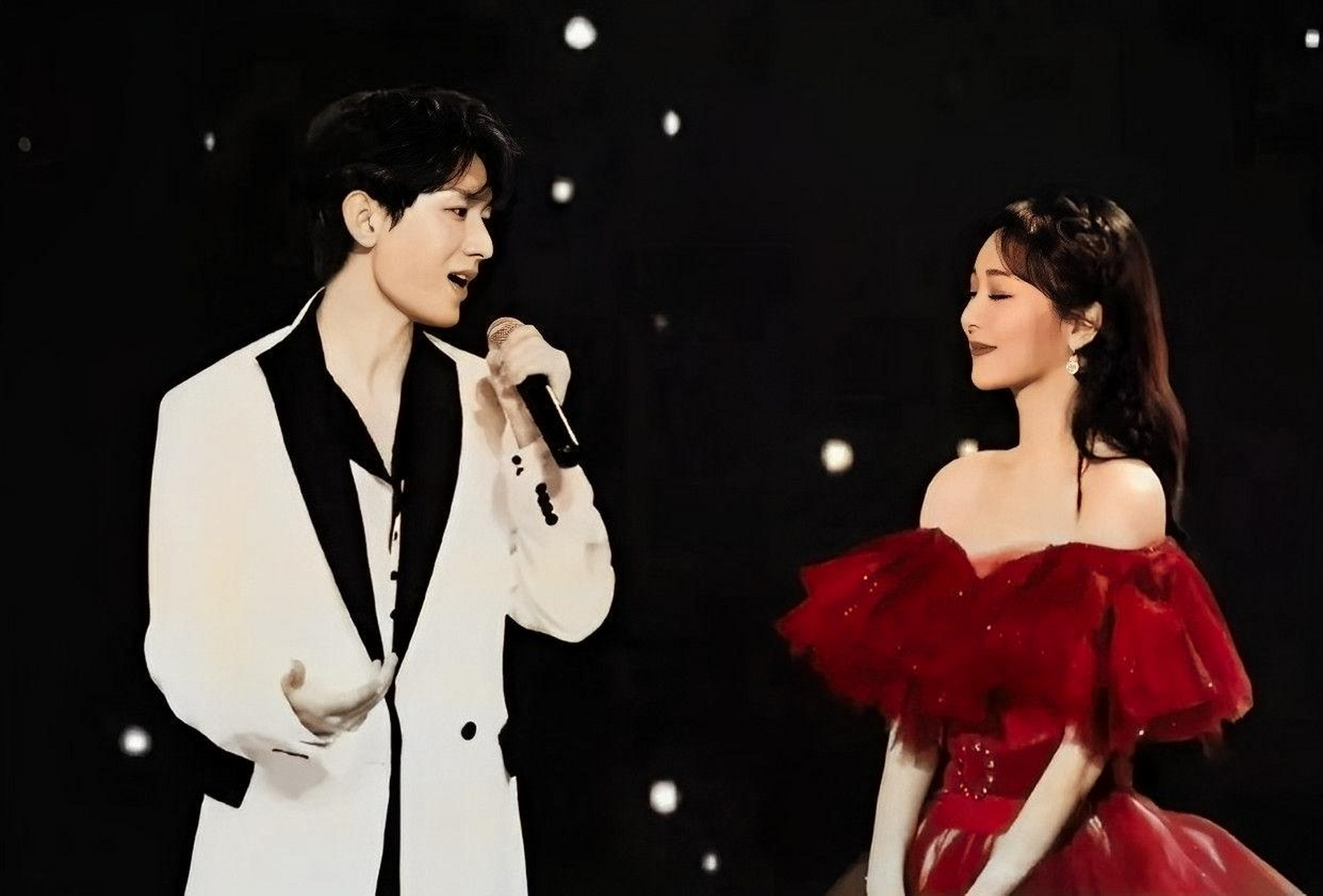 杨紫·和成毅在婚纱照中就是这样的搭配,简直就像颜淡和应渊回到现代